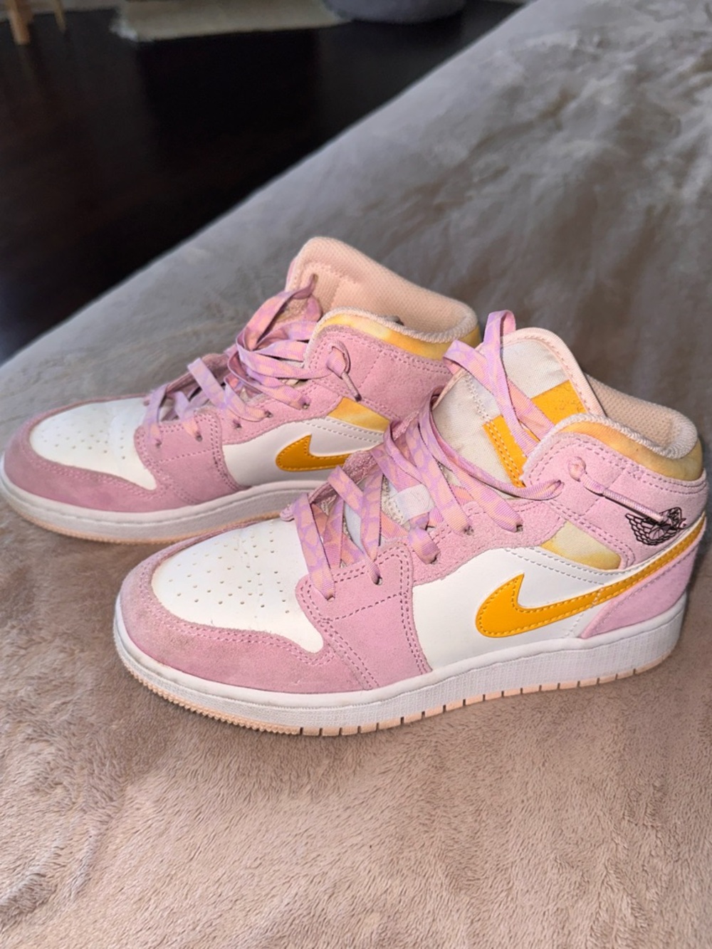 Jordan 1 Mid- Arctic Pink